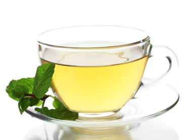 Bir fincan naneli çay, beyaz üzerine izole edilmiş.