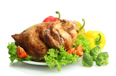 plaka üzerinde beyaz izole sebzeler, lezzetli bütün kavrulmuş tavuk