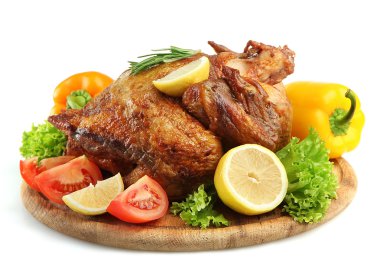 tüm ahşap plaka üzerinde beyaz izole Sebzeli tavuk