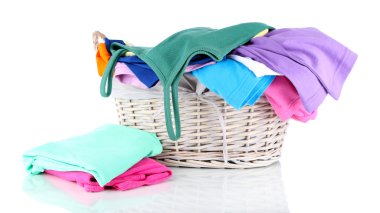 ahşap sepet beyaz izole giysilerle