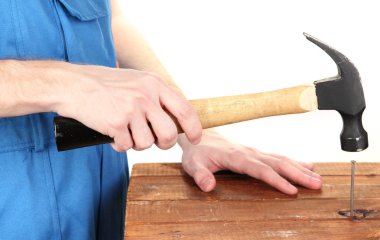 Oluşturucu üzerinde beyaz izole Pano içine çivi çekiç