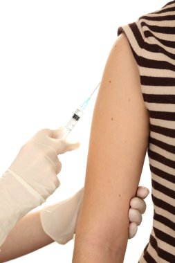 Doktor hasta omzundan, üzerinde beyaz izole bir aşı holding şırınga