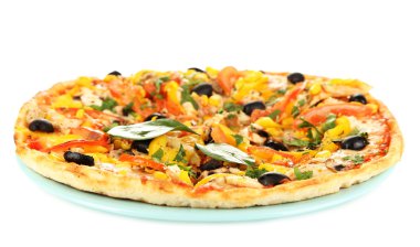 sebze, tavuk ve zeytin üzerinde beyaz izole lezzetli pizza