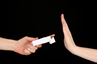 Konsept: siyah arka plan üzerine sigarayı