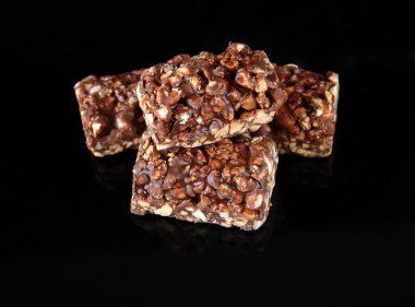 siyah üzerine izole Fındıklı çikolata tatlılar