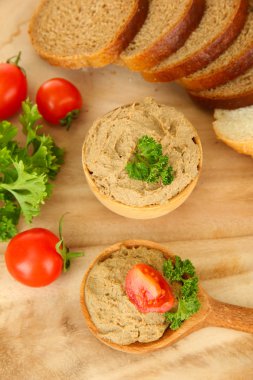 Tahta kaşıkta taze et, ahşap arka planda.