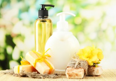 sıvı ve el yapımı Sabun yeşil zemin üzerine ahşap tablo