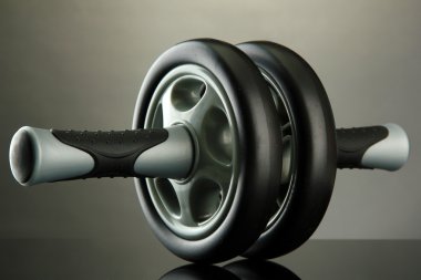 gri zemin üzerine spor ekipmanları