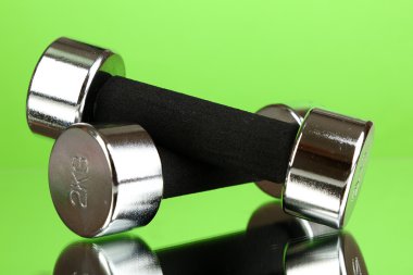 yeşil zemin üzerine 2 kg halter