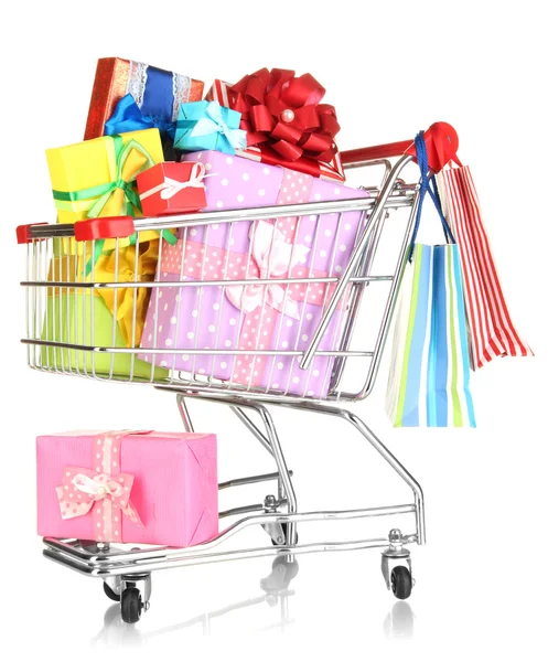 Kerstmis geschenken en winkelen in trolley geïsoleerd op wit — Stockfoto