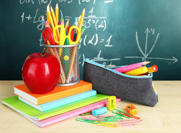 학교-테이블에 연필 상자와 학교 장비와 함께 블랙으로 돌아가기 — 스톡 사진