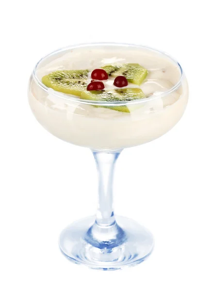 Glas Joghurt-Dessert mit Früchten und Beeren, isoliert auf weiß — Stockfoto
