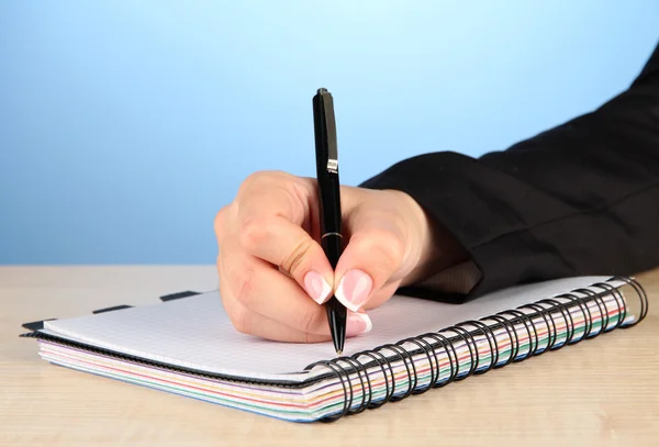 Handschrift auf Notizbuch, auf farbigem Hintergrund — Stockfoto