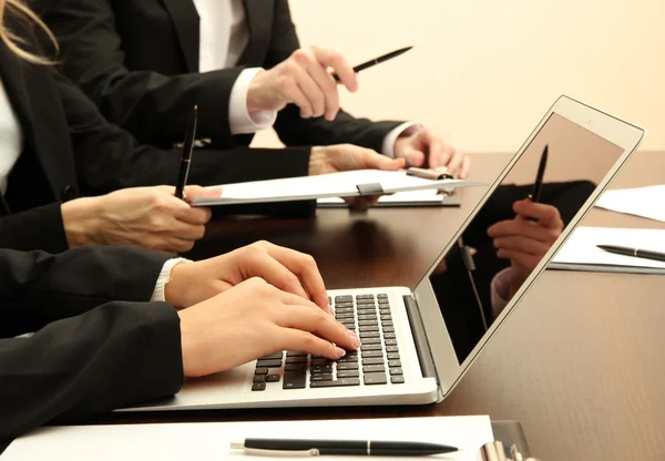 Close up van zakelijke handen tijdens teamwerk — Stockfoto