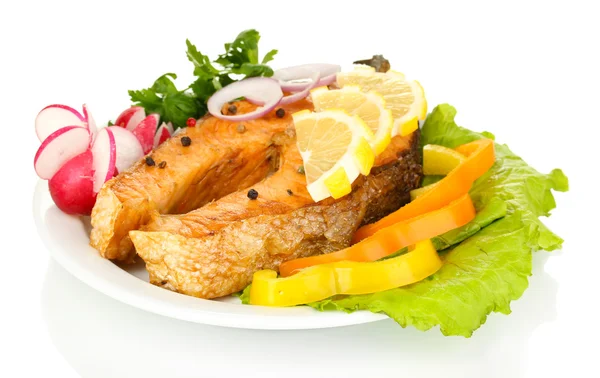 开胃烤三文鱼配柠檬和蔬菜上白色隔离 — 图库照片