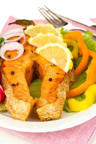 Appetizing grilled salmon with lemon and vegetables close up — Stock Photo, Image