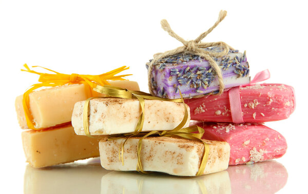 Естественное мыло ручной работы, изолированное на белом
