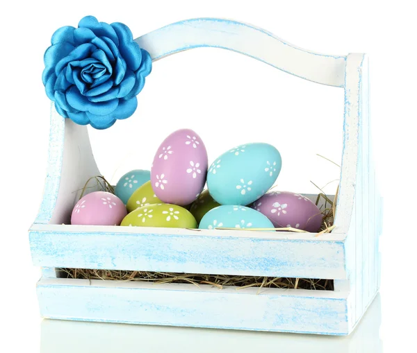 Uova di Pasqua in cesto di legno isolato su bianco — Foto Stock