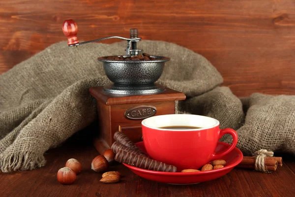 木制背景的黑巧克力、热饮料和咖啡磨 — 图库照片