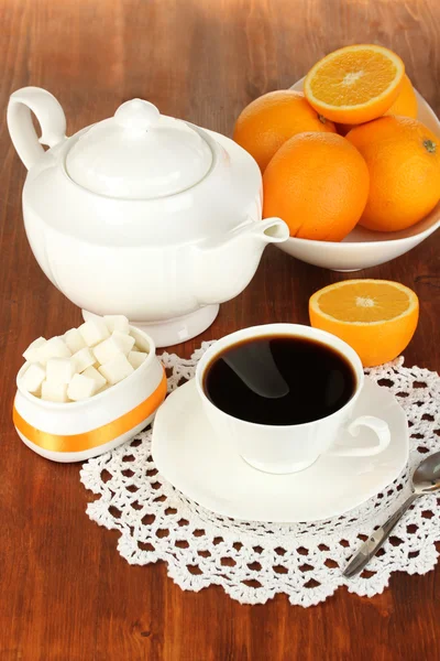 Piękny biały serwis obiadowy z pomarańczy na drewniany stół szczegół — Zdjęcie stockowe