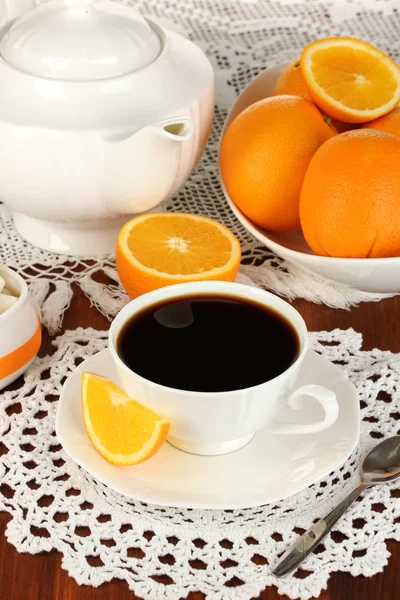 Vackra vita middagsservice med apelsiner på träbord närbild — Stockfoto