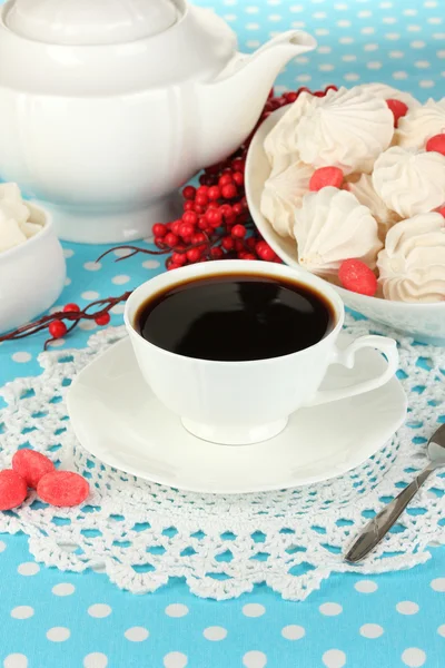 Schönes weißes Abendessen mit Luftmeringues auf blauer Tischdecke in Großaufnahme — Stockfoto