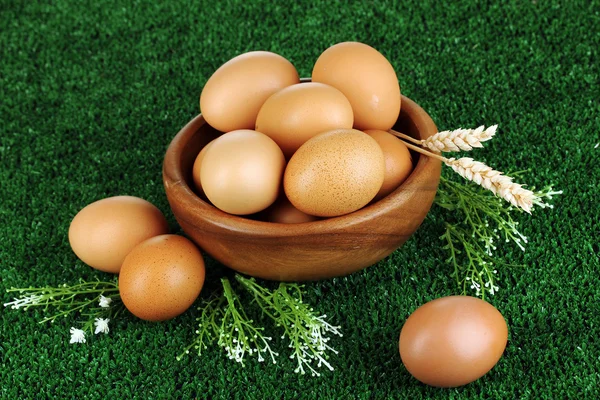 Eggs in bowl on grass close-up — Stock Photo, Image