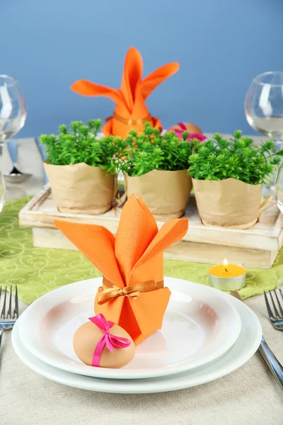 Easter table setting on color background — Stock Photo, Image