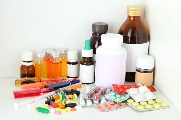 Medyczne i tabletki na półce — Zdjęcie stockowe