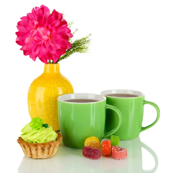 Tasses de thé avec bonbons, gâteau et fleur isolé sur blanc — Photo