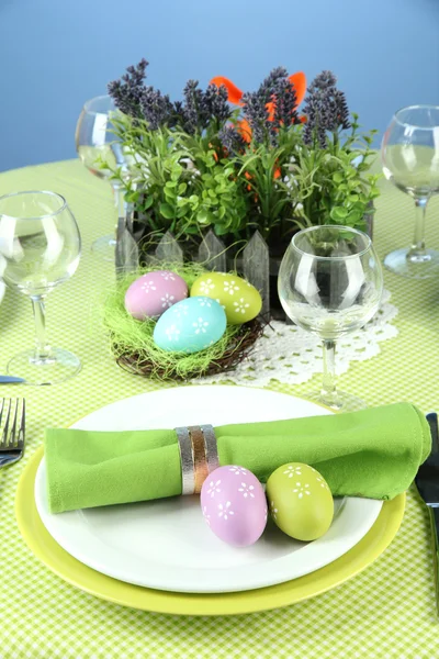 Easter table setting on color background — Stock Photo, Image