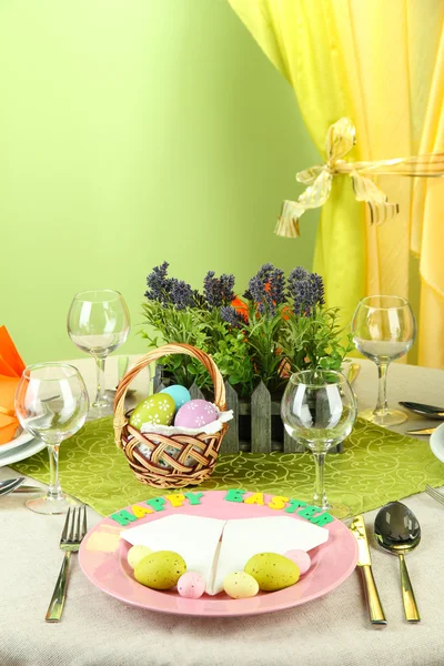 Настройка пасхального стола на цветном фоне — стоковое фото