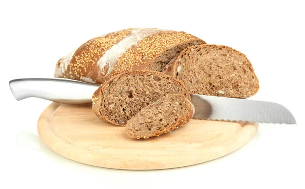 Pane con semi di sesamo e coltello su tavola di legno isolato su bianco — Foto Stock