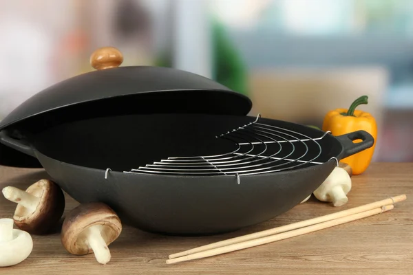 Padella wok nero e verdure sul tavolo della cucina, da vicino — Foto Stock