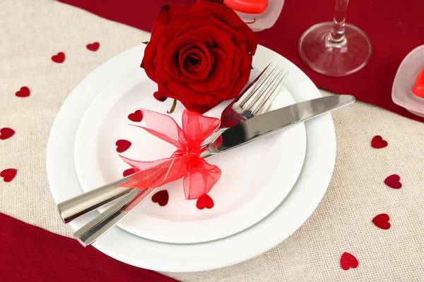Tischdekoration zu Ehren des Valentinstages aus nächster Nähe lizenzfreie Stockbilder