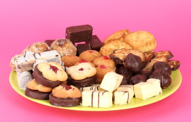 Pembe arka planda tatlı kurabiyeler