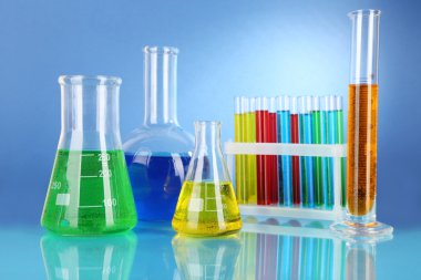 test tüpleri ile mavi arka plan üzerinde renkli sıvı