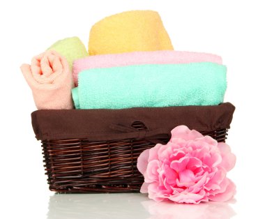 hasır sepet beyaz izole katlanmış banyo havluları