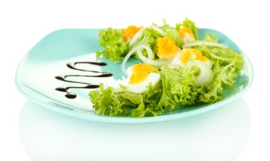 yumurta, salata yaprakları ve beyaz izole renkli plaka üzerinde diğer sebzeler taze karışık salata