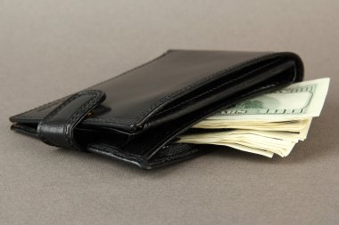 portefeuille met honderd dollar biljetten, op een achtergrond met kleur