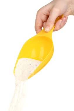 El çamaşır tozu ile fincan ölçme üzerinde beyaz izole