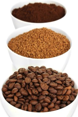 üç beyaz izole bardak kahve çeşidi