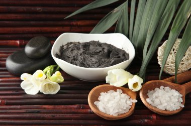 Bambu zemin üzerine spa uygulamaları için kozmetik kil ile kompozisyon
