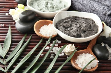 Bambu zemin üzerine spa uygulamaları için kozmetik kil ile kompozisyon