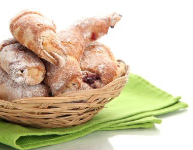 tat kruvasan whit üzerinde izole sepeti