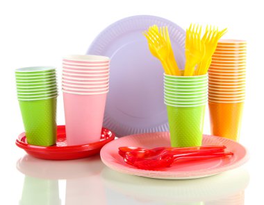 çok renkli plastik sofra üzerinde beyaz izole