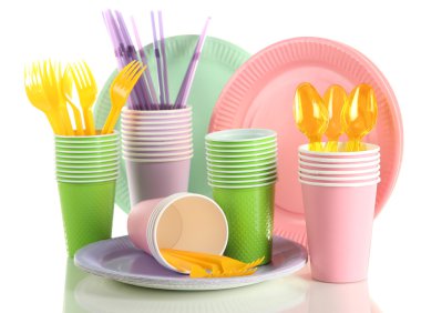 çok renkli plastik sofra üzerinde beyaz izole