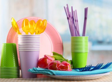 Lale ile tabloda çok renkli plastik sofra yakın çekim