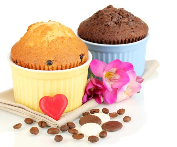 Cupcakes in bowls for baking isolated on white — Stock Photo, Image