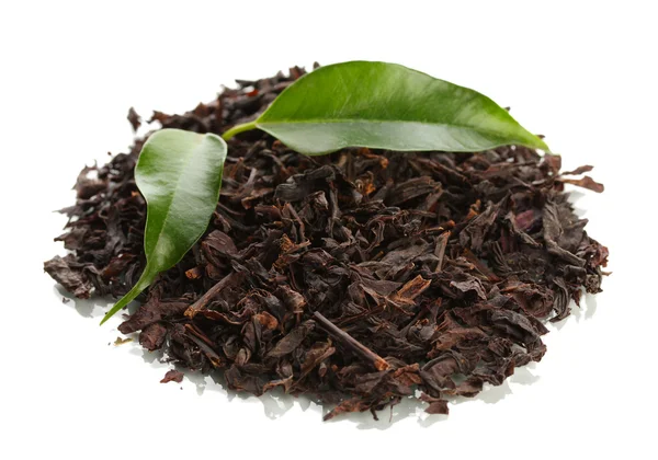 Suchý čaj černý se zelenými listy, izolované na bílém — Stock fotografie